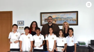 Karaoğlanoğlu İlkokulu öğrencileri Girne Belediye Başkanı Murat Şenkul'u ziyaret etti