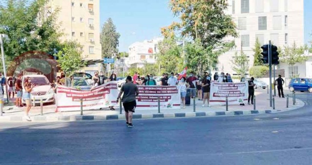 Güneyde öğrenciler aşı zorunluluğunu protesto etti