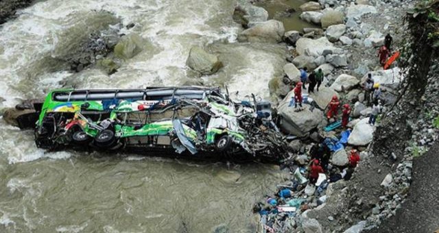 Nepal’de yolcu otobüsü uçuruma yuvarlandı: 32 ölü