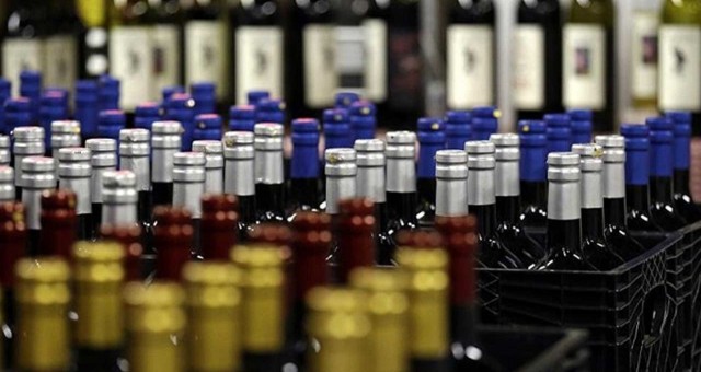 Alsancak’ta bir markette kaçak 39 şişe içki ele geçirildi