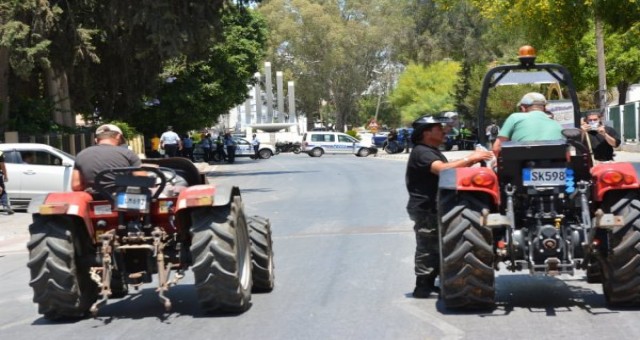 Hayvancılar Meclis Önünü Tamamen Trafiğe Kapattı