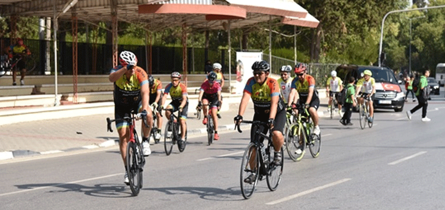 Bisikletçiler çocuklar için pedal çevirdi