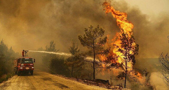 Yunanistan'ın başkenti Atina alevlere teslim