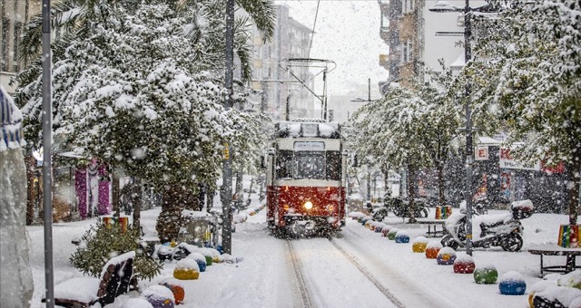 İstanbul'da yoğun kar alarmı! Okullar pazartesiye kadar tatil