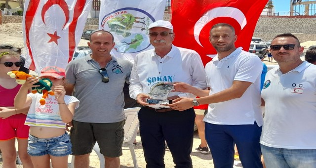 Girne’de tekneden olta ile sokan balığı avlama müsabakası gerçekleştirildi.