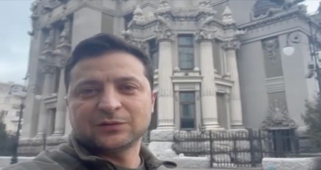 Zelenskiy, ülkesini terk etmediğini ve Rusya'ya karşı savaşacaklarını bildirdi